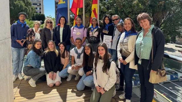 Recepción en el Ayuntamiento de Binéfar a los alumnos de Islas Reunión y del IES Sierra de San Quílez.