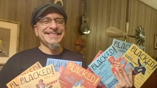 Francho Angás posa con la colección completa de 'Blacked'.
