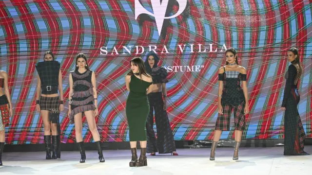 Sandra Villa con las modelos con sus diseños, durante el certamen.