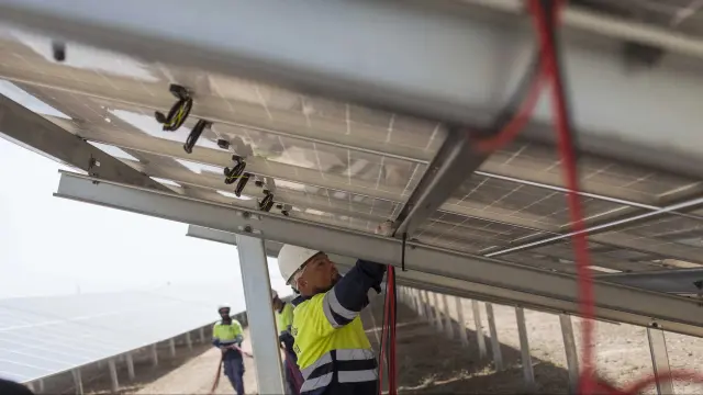 Imagen de 2022 de las obras de instalación de la segunda fase del parque fotovoltaico de la planta Opel en Figueruelas (Stellantis).