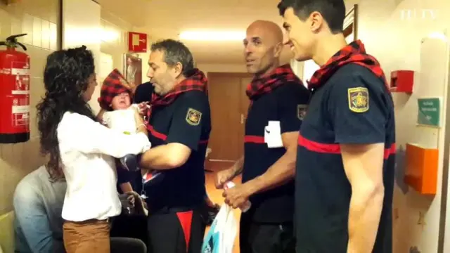 Futbolistas, pregonero y bomberos, en el Hospital Infantil