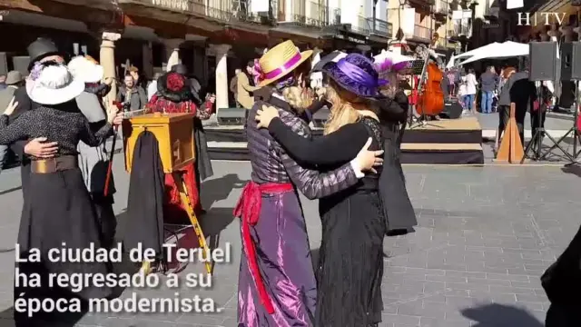 Una fiesta modernista en la plaza del Torico de Teruel