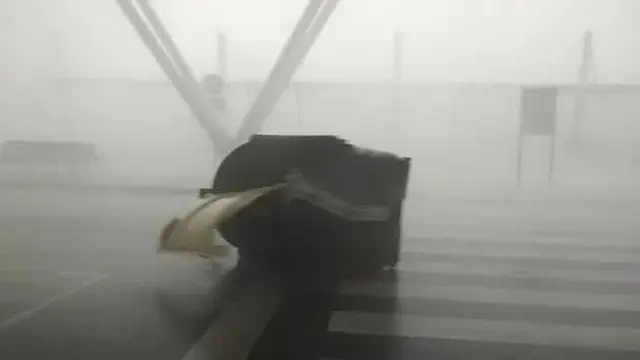 Fuertes rachas de viento en una tormenta sobre el Aeropuerto de Zaragoza