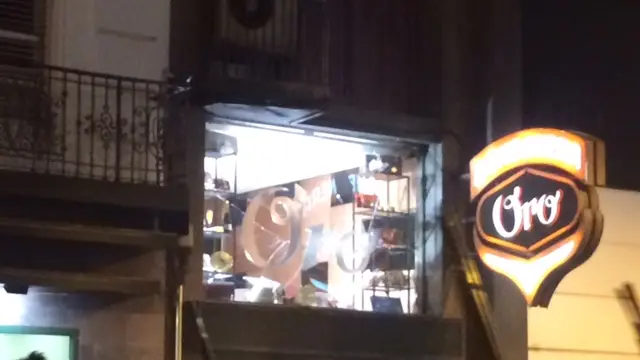 El temblor provocado por un disparo rompe el cristal de una pastelería en la calle el Coso