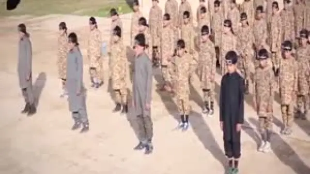 El Estado Islámico publica un vídeo en el que instruye militarmente a 80 niños