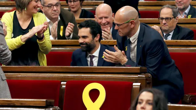 El nuevo presidente del Parlament, Roger Torrent (c), recibe la felicitación de sus compañeros tras ser elegido durante la sesión constitutiva del Parlamento catalán de la XII legislatura.