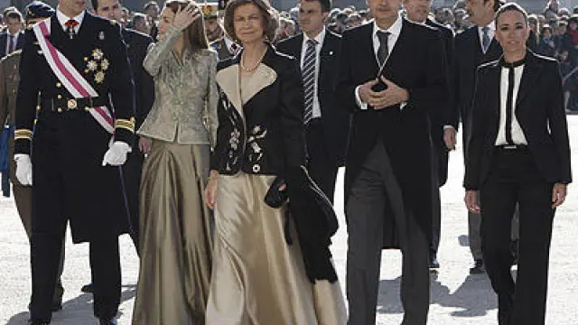 Carme Chacon (d) junto a la Familia Real y el presidente del Gobierno