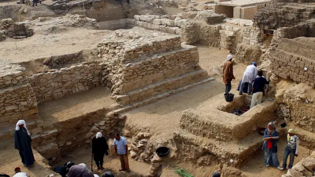 Varios arqueólogos trabajan en una zona de El Cairo