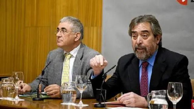 El portavoz del PAR, Manuel Blasco (a la izquierda), y Juan Alberto Belloch, ayer en el ayuntamiento