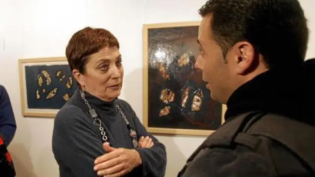 Mercedes Gallizo charla con uno de los autores de varios cuadros expuestos en Torrenueva