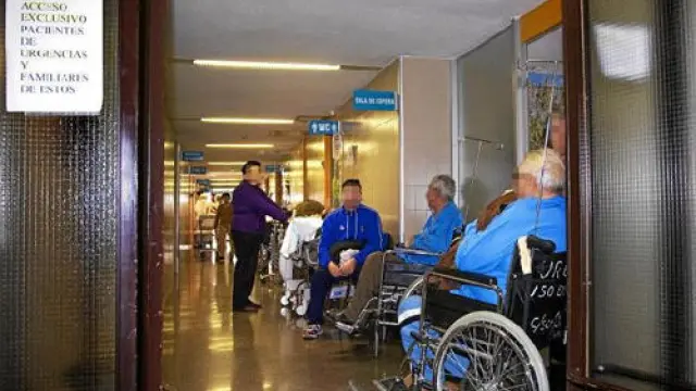 Camas y pacientes en sillas de ruedas llenaban ayer los pasillos de Urgencias del Hospital Ernest Lluch de Calatayud