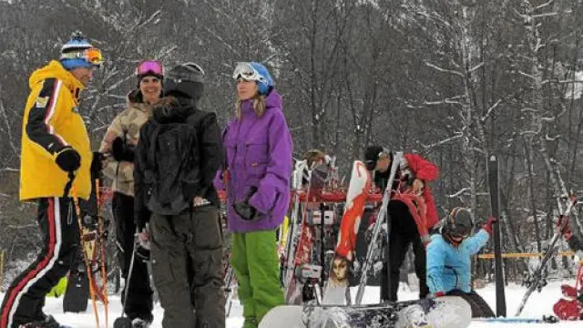 Un grupo de esquiadores se toma un respiro en la zona del Molino de Cerler