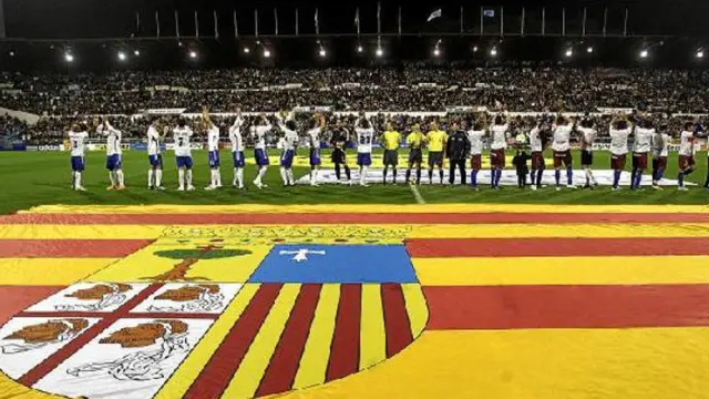 Real Zaragoza y SD Huesca saludan a sus aficiones en el derbi que tuvo lugar en La Romareda en diciembre.