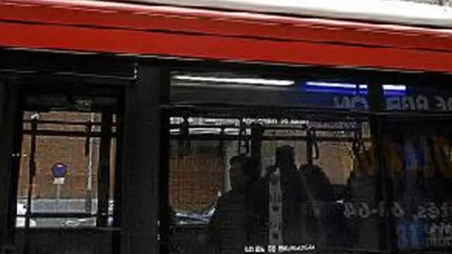 Los autobuses llevan anuncios en la trasera y los laterales.