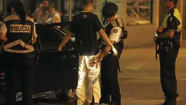 Agentes de la Policía Nacional y Local, durante un control conjunto de drogas y alcohol en Huesca.