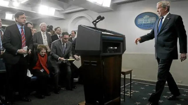 Los periodistas reciben a Bush, en la que fue su última rueda de prensa como presidente.