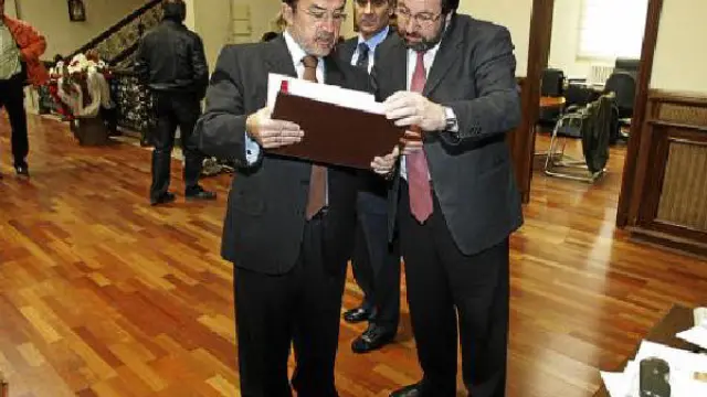 Imagen de archivo de Miguel Ferrer -izquierda- junto a Julio Esteban ante la mirada del portavoz del PAR.