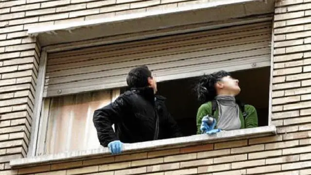 La Policía Científica estuvo buscando huellas en la ventana desde la que cayó la víctima