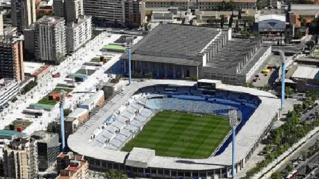 Vista aérea del estadio de La Romareda, cada vez más obsoleto y totalmente fuera de las normas de la UEFA y la FIFA para albergar grandes acontecimientos futbolísticos.