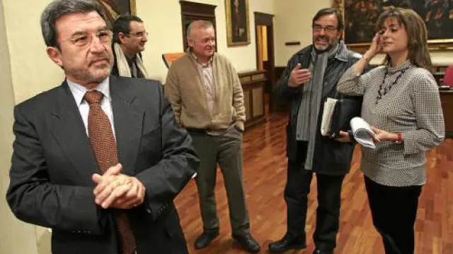 Ferrer, en primer término, con Simón, Martín y Buj -de izquierda a derecha-, portavoces de PSOE, CHA y PP.