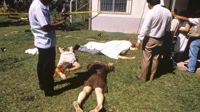 Fotografía de archivo de los cuerpos de varios de los asesinados