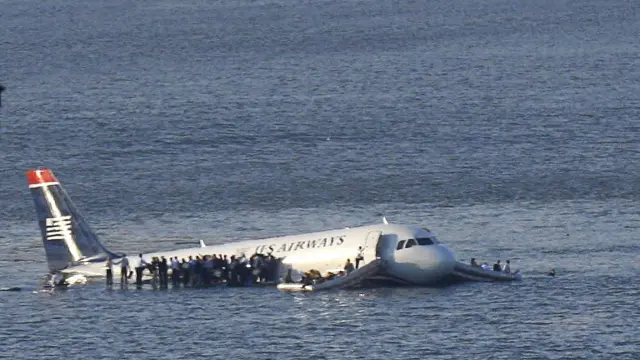 Los pasajeros aguardan sobre el ala a ser rescatados