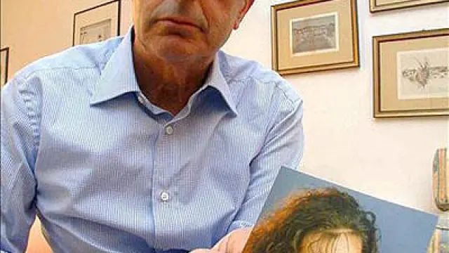 El padre de Eluana Englaro con una foto de su hija