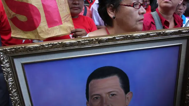 Una simpatizante del líder venezolano con una imagen suya