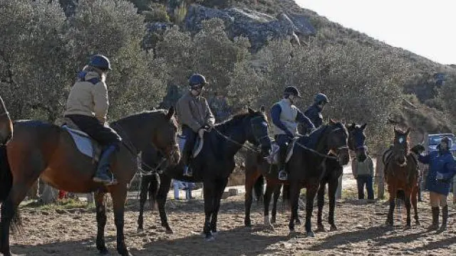 Alumnos del IES Mar de Aragón, de Caspe, durante una clase de Equitación con el profesor Mauricio Silva.