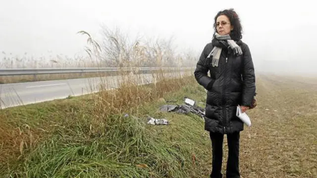 Fabiola Ferrer, delante del punto exacto en el que su hijo perdió la vida, donde todavía quedan restos del vehículo siniestrado