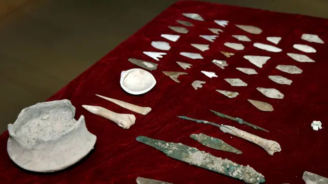 Cuchillos de sílex, puntas de flecha, punzones, etc, encontrados en el enterramiento prehistórico
