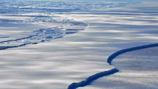 Foto de archivo de la Antártida, donde el hielo se resquebraja.