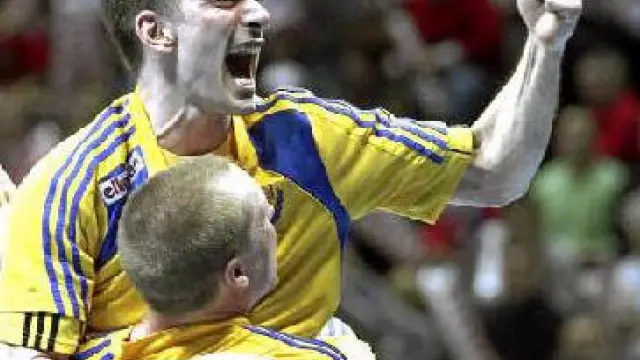 Dalibor Doder se abraza a Oscar Carlem en la celebración del triunfo sueco