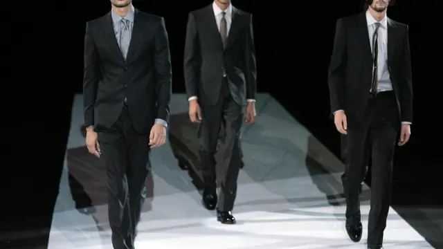 Tres modelos masculinos del diseñador Giorgio Armani