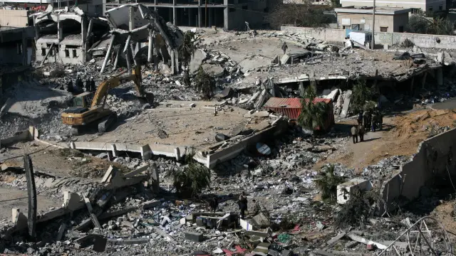 Un bulldozer recoge los restos de un edificio de Hamás
