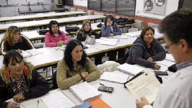 Alumnas en el curso de electricista en edificio de la Fundación San Valero de Zaragoza