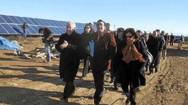 El vicepresidente de la DGA, José Ángel Biel -tercero a la derecha-, recorrió la planta de producción de energía fotovoltaica