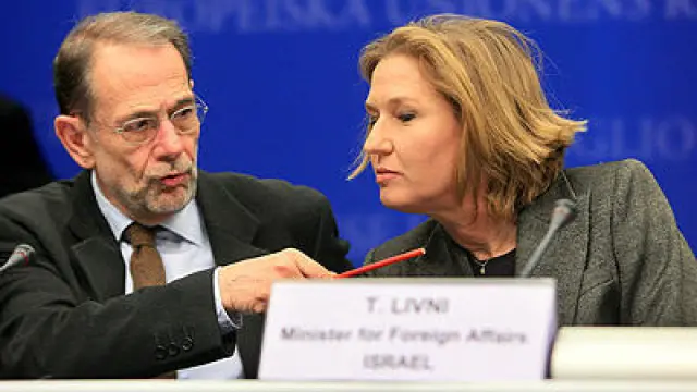 Solana (i) junto a Livni (d)