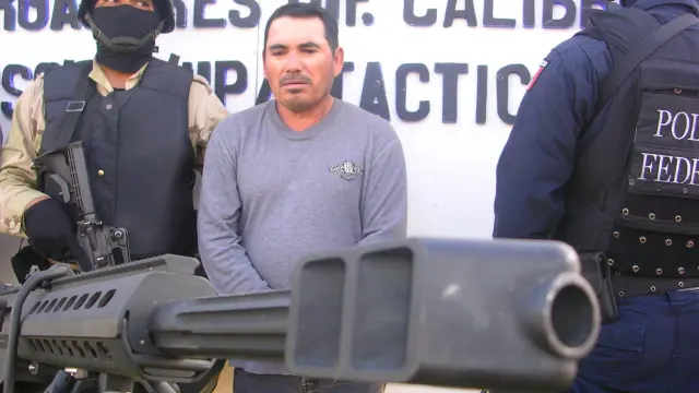 Santiago Meza Flores (c), confesó haber deshecho en ácido a unos 300 cuerpos de personas que mantenían deudas del 'narco' Teodoro Eduardo García Simental