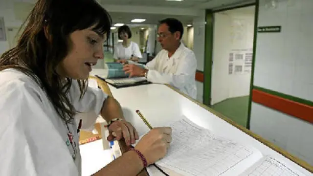 Una aplicación informática sustituirá las anotaciones en un libro. En la foto, trabajadores de Urgencias, entre ellos Jesús Recreo.