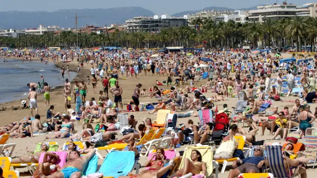 Foto de archivo de la playa de Salou (Tarragona) abarrotada en verano.