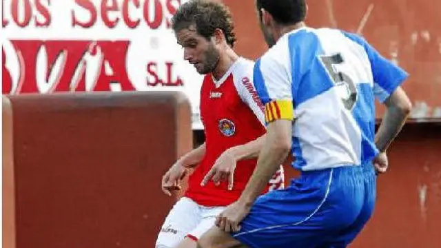 El centrocampista Jonan García controla el balón, durante un partido entre el Ibiza y el Sabadell.