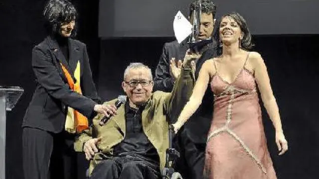 Matías Uribe, periodista de HERALDO, recibe emocionado su premio a la trayectoria profesional.