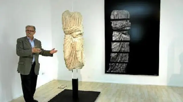 Manuel Martín Bueno, director del museo, muestra la escultura de Livia en una sala del edificio.
