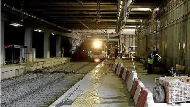 Un tren llegaba el martes al apeadero de Miraflores, tomado por las obras y con múltiples goteras.