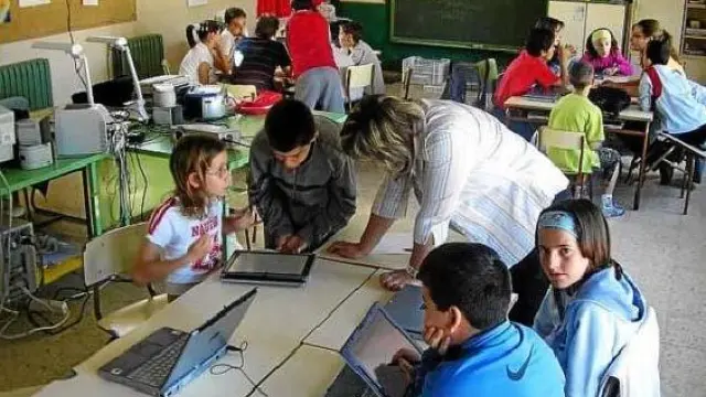 Los niños del colegio de Ariño, pioneros en el uso de las nuevas tecnologías con sus Tablet PC.
