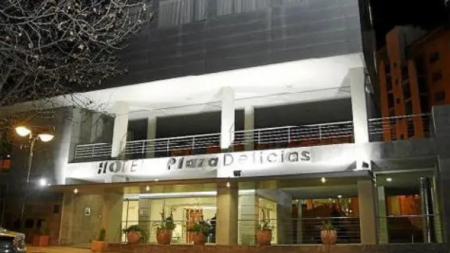 Plaza Delicias, la cara y la cruz. Inaugurado en 2004, llegó a pedir 500 euros por una habitación durante la Expo. Anoche se podía contratar por 49 euros