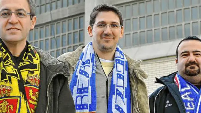 Julián Paniagua, Juan Santos y Rubén Quílez sonríen antes del partido contra el Rayo. Aún no había empezado el encuentro, claro.