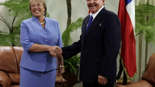 Bachelet y Raul Castro