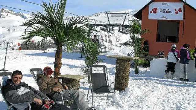 El Telesilla del Amor y la terraza Sarrau Beach, en la estación aragonesa de esquí de Cerler.